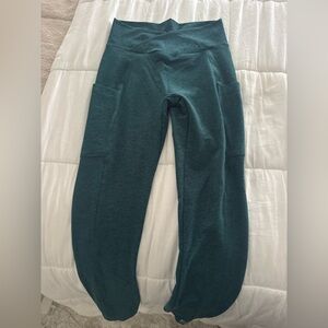 Bombshell sportwear V active leggings with pockets size Large